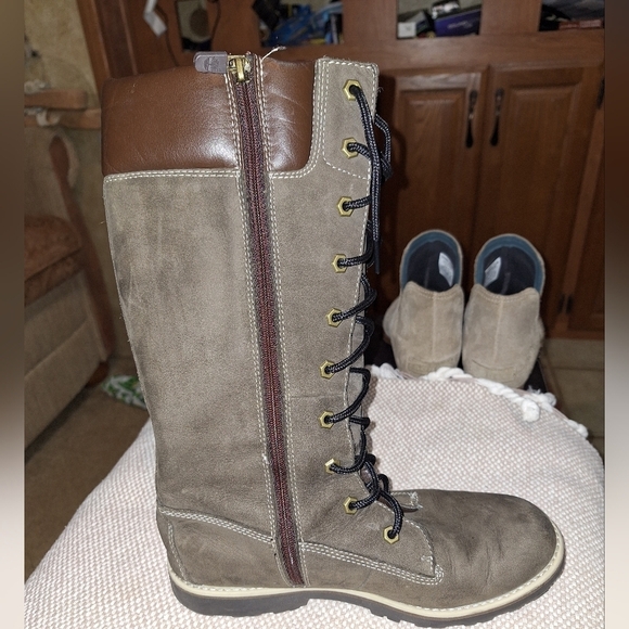Girls Timberland 14" grey boots in a size 5.5. Pre-loved with a couple of flaws - Picture 8 of 11